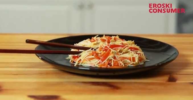 Fideos de arroz con verduras y salsa de soja