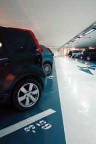 Bizilagunaren autoa ez da sartzen bere aparkalekuan, eta gainerakoei traba egiten die