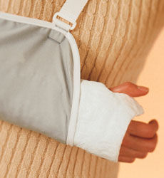 Compra un canapé para su dormitorio y se lesiona un brazo mientras lo ordena