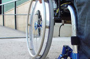 L'Administració ha de lliurar a un minusvàlid un altre habitatge per deficiències en la plaça de garatge