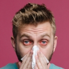 hombre con alergia
